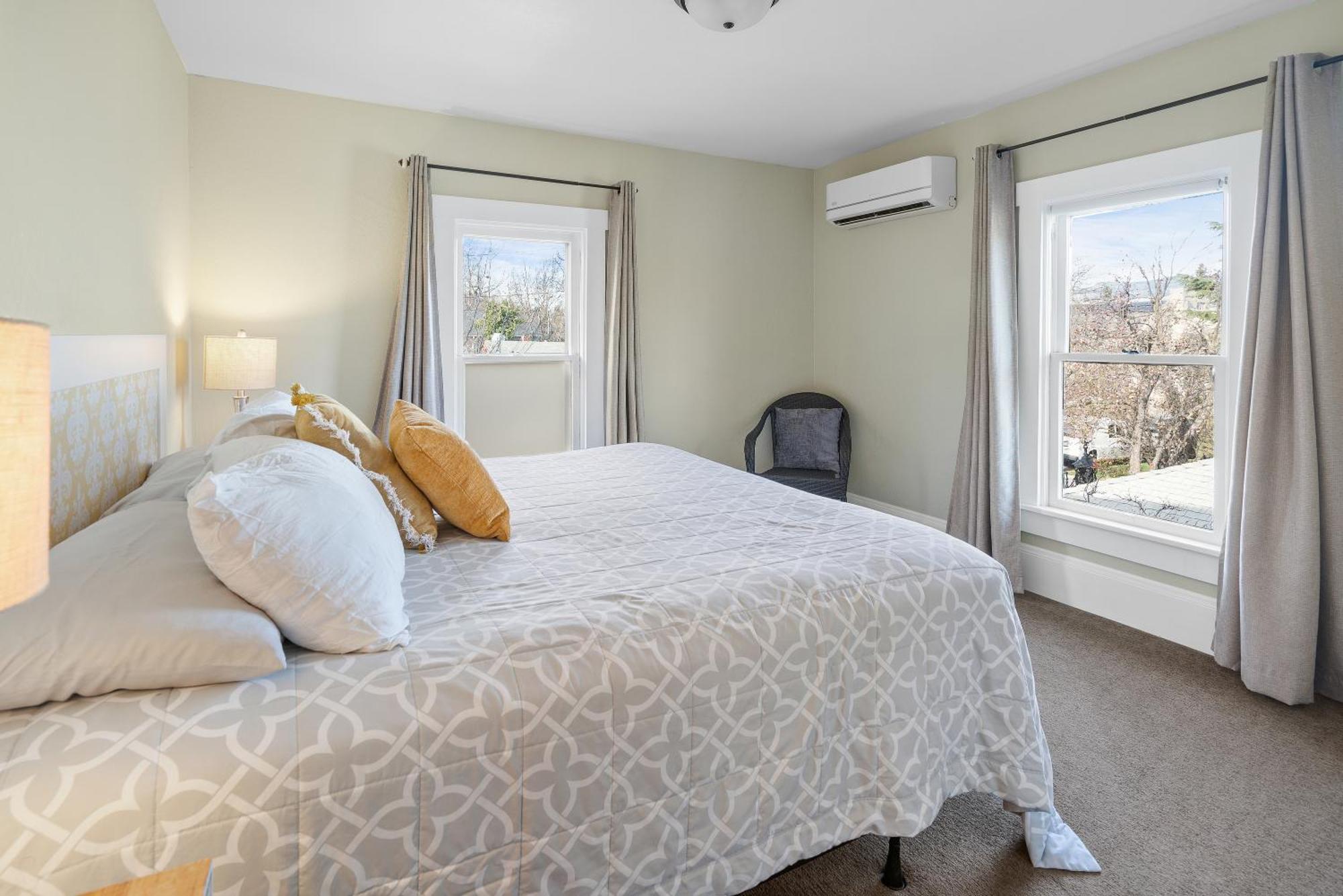 Pioneer Vacation Rentals - Pioneer North Suite Downtown Ashland Bagian luar foto